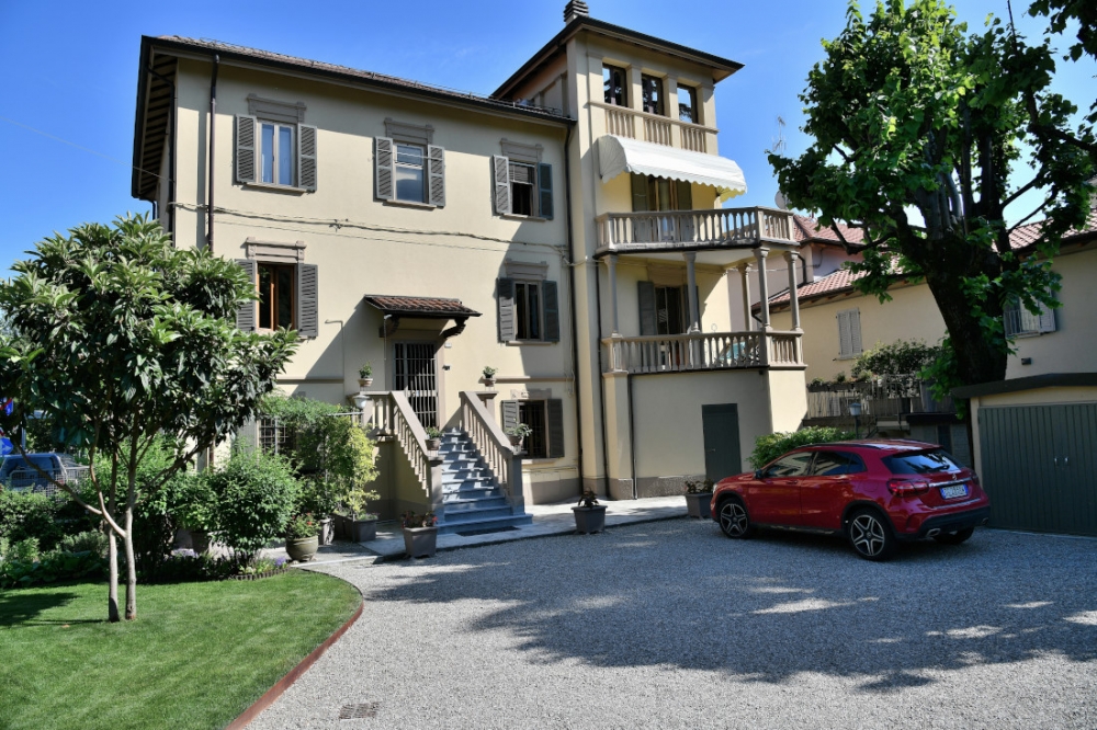 Rif. 1396 Elegante palazzina con giardino a Reggio Emilia