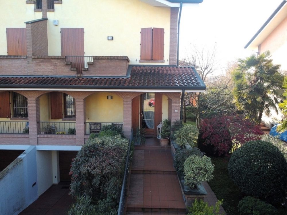 Rif. 1457 Splendida villa abbinata a Correggio in comoda zona residenziale
